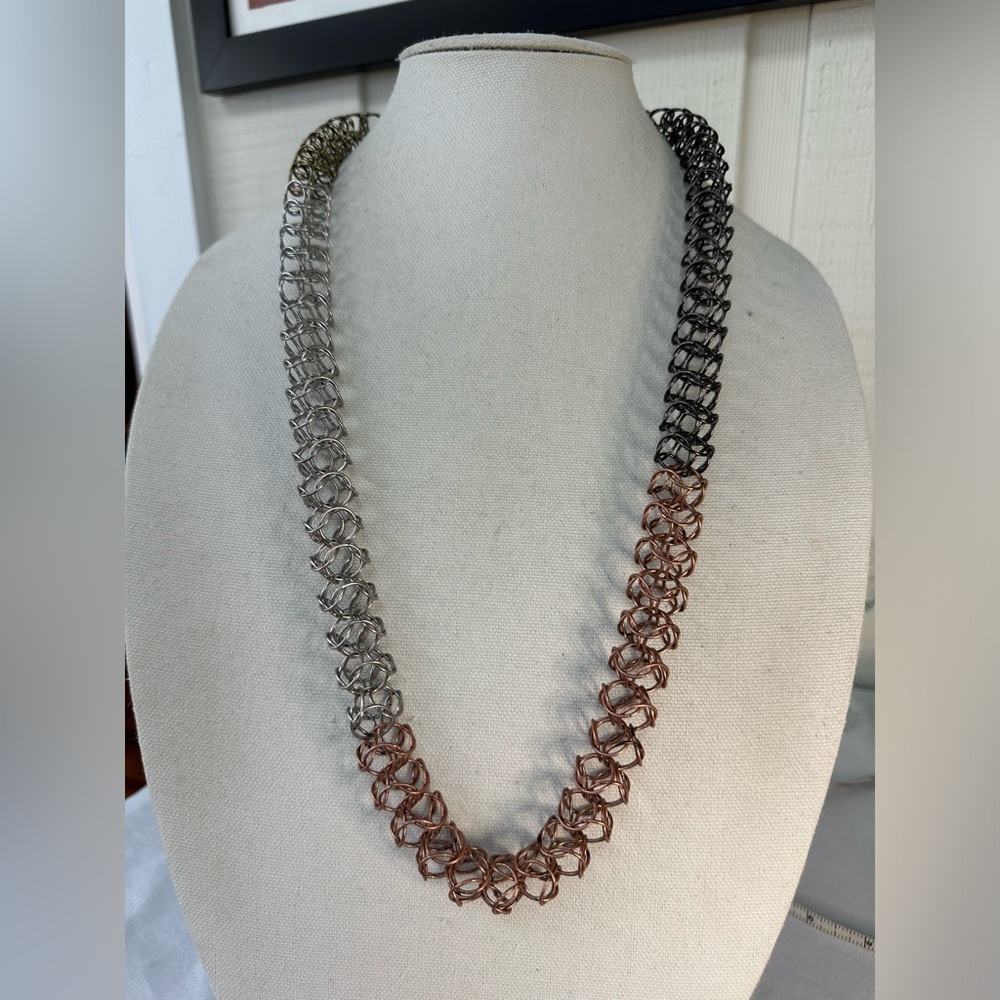 Gorgeous pull cage chainmail necklace